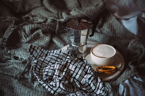 Kopje koffie op dienblad in gezellige winter slecht met wollen deken — Stockfoto