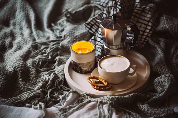 Šálek kávy na tácu v útulné zimě špatné s vlněnou přikrývkou — Stock fotografie