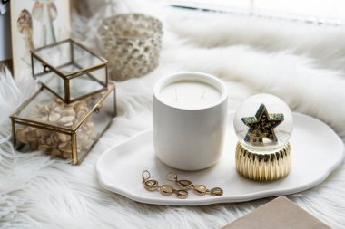 Beyaz tepside mum ve yıldızlı güzel ev dekorasyonları