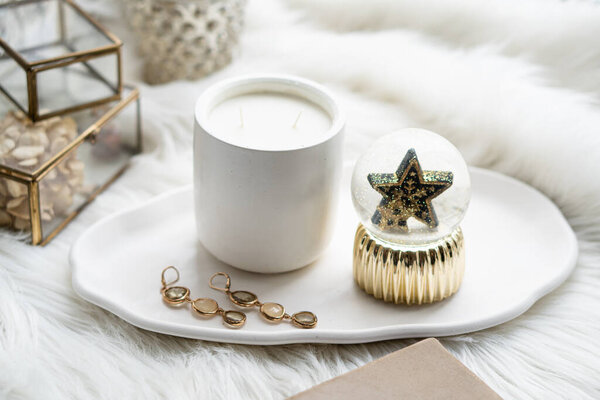 Красивые украшения дома со свечой и звездой на белом подносе