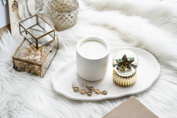 Красивые украшения дома со свечой и звездой на белом подносе