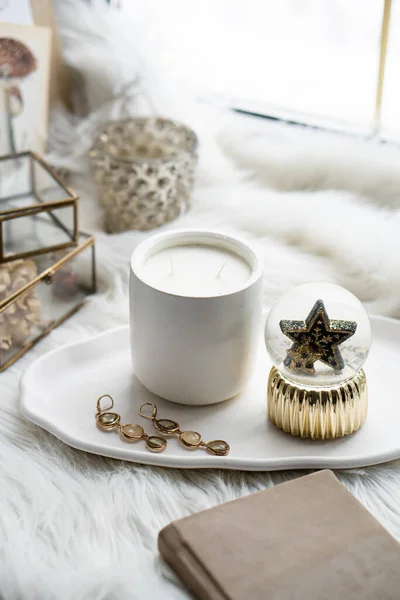 Belles décorations de maison avec bougie et étoile sur plateau blanc — Photo