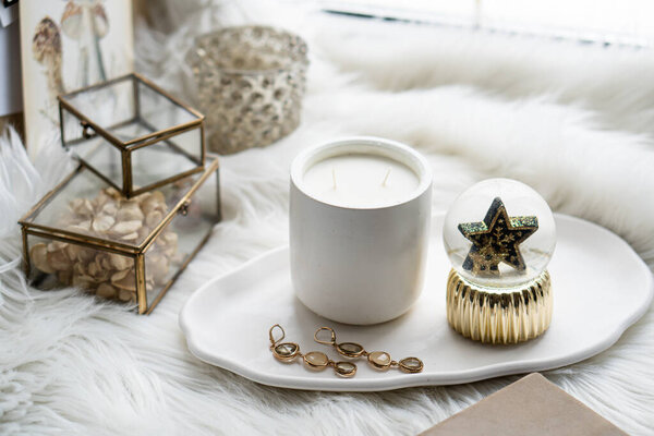 Красивые украшения дома со свечой и звездой на белом подносе