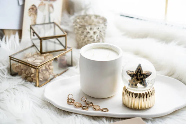 Schöne Dekoration mit Kerze und Stern auf weißem Tablett — Stockfoto