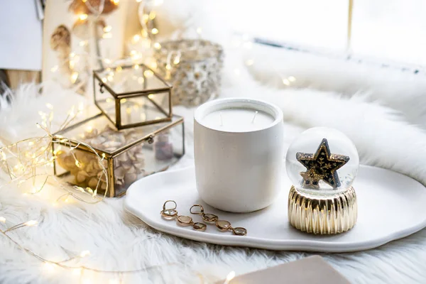 Gyönyörű otthoni díszek gyertyával és csillag fehér tálcán — Stock Fotó