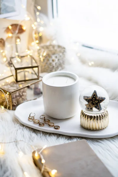 Hermosas decoraciones para el hogar con vela y estrella en bandeja blanca — Foto de Stock