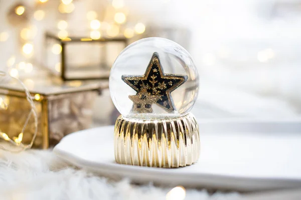 Gouden kerstster in glazen bol, nieuwjaarsdecoratie — Stockfoto