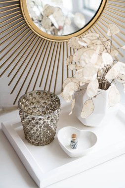 Güzel beyaz ev dekorasyonu vazolar ve aynalarla