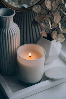 Lüks beyaz tepsi dekorasyonu, yanan mumla ev dekorasyonu.