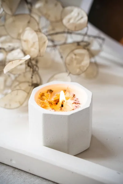 Home decoration with burning aromatic candle, white interior decor — Stock Photo, Image