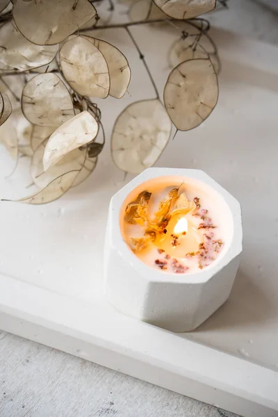Domácí dekorace s hořící aromatickou svíčkou, bílá výzdoba interiéru — Stock fotografie