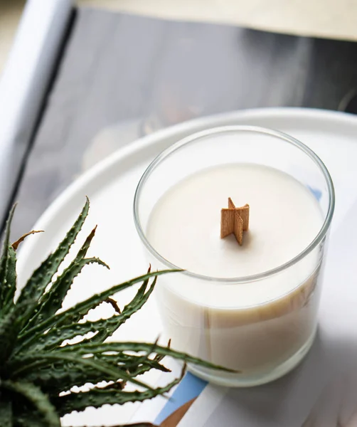 Přírodní nová sojová vosková svíčka s dřevěným knotem v čiré skleněné sklenici — Stock fotografie