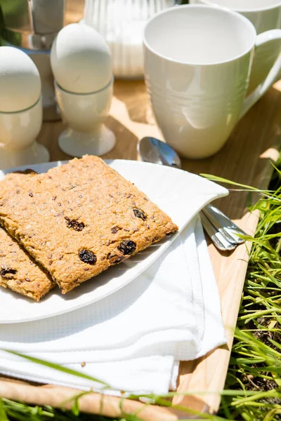 Ontbijt voor twee op het gazon in de tuin — Stockfoto