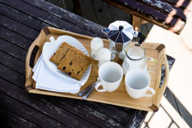 Yaz bahçesindeki eski bir masada iki kişilik kahvaltı.