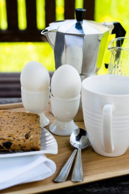 Yaz bahçesindeki eski bir masada iki kişilik kahvaltı.