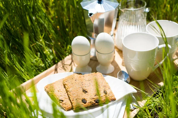 Desayuno para dos en el césped en el jardín —  Fotos de Stock