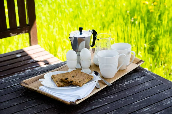 Desayuno para dos personas en una mesa antigua en el jardín de verano —  Fotos de Stock