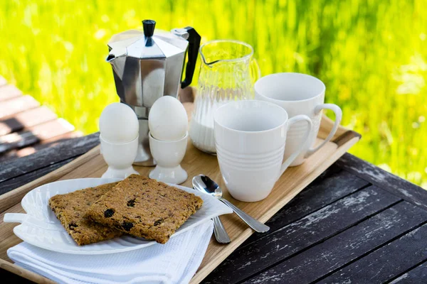 Ontbijt voor twee op een oude tafel in de zomertuin — Stockfoto