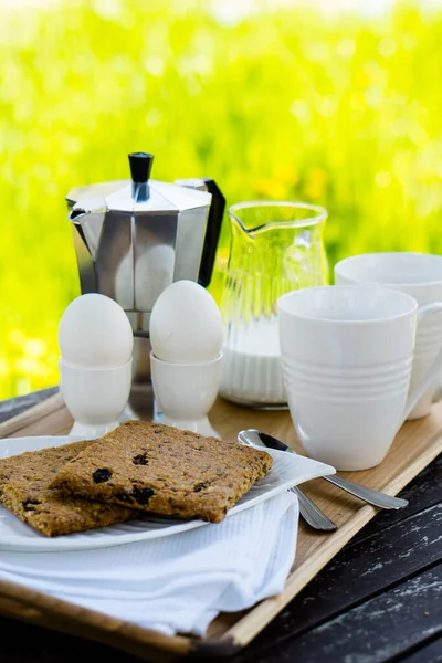 Café da manhã para dois em uma mesa velha no jardim de verão — Fotografia de Stock