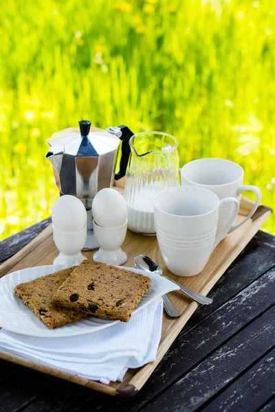 Frühstück für zwei Personen auf einem alten Tisch im Sommergarten — Stockfoto