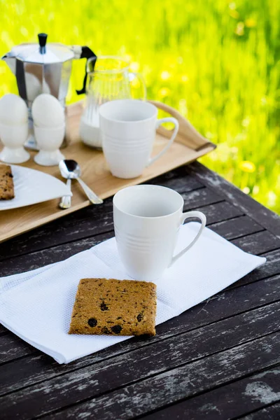 Desayuno para dos personas en una mesa antigua en el jardín de verano —  Fotos de Stock