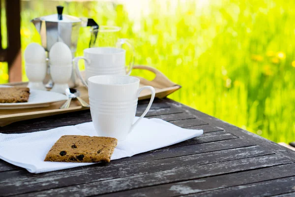 Yaz bahçesindeki eski bir masada iki kişilik kahvaltı. — Stok fotoğraf