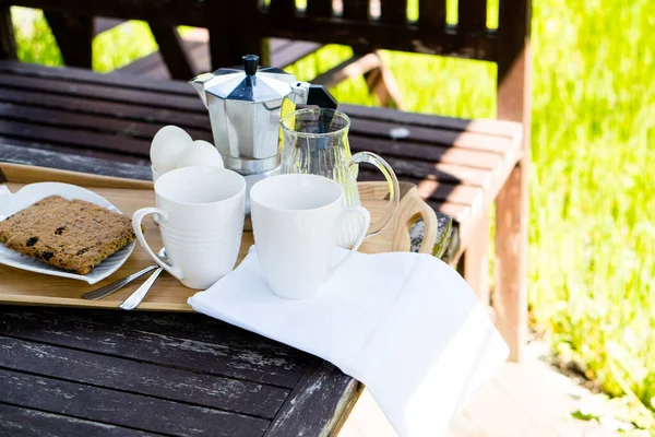 Café da manhã para dois em uma mesa velha no jardim de verão — Fotografia de Stock