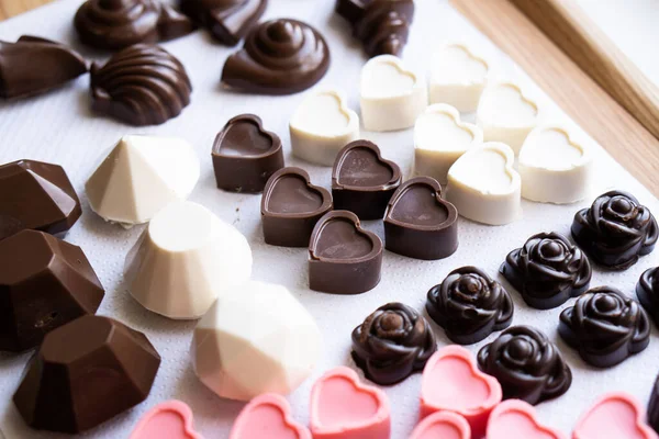 Самодельные различные шоколадные конфеты — стоковое фото