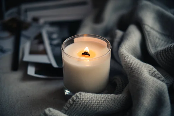 Brennende Kerze im Glas mit Holzdocht, handgemachte Naturwachskerze mit Strickdecke — Stockfoto