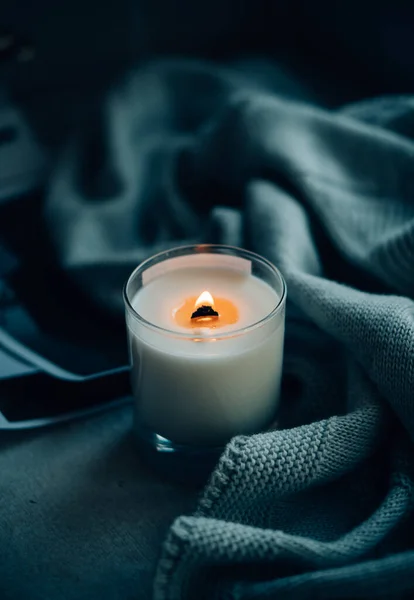Brandende kaars in glas met houten lont, handgemaakte natuurlijke waskaars met gebreide deken — Stockfoto