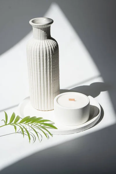 Moderno bodegón de moda con jarrón de cerámica y bandeja redonda —  Fotos de Stock