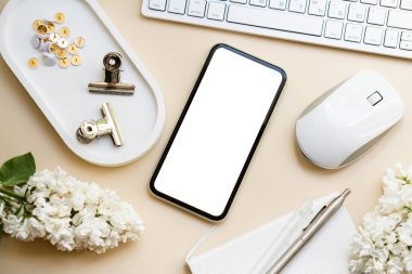 Klavyeli nötr masa üstü, leylak çiçekleri ve beyaz ekran izole edilmiş akıllı pofon modeli