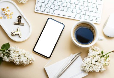 Klavyeli nötr masa üstü, leylak çiçekleri ve beyaz ekran izole edilmiş akıllı pofon modeli