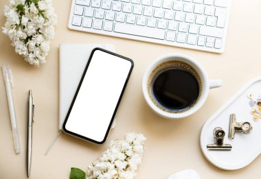 Klavyeli nötr masa üstü, leylak çiçekleri ve beyaz ekran izole edilmiş akıllı pofon modeli