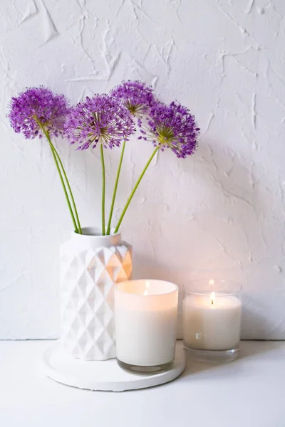 Vaso bianco con fiori di allium viola vicino alla parete strutturata — Foto Stock