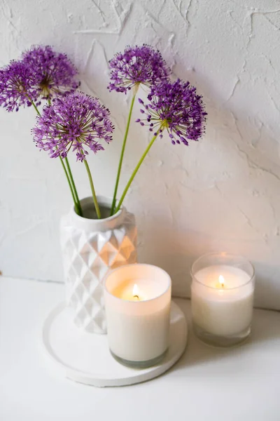 Vase blanc avec des fleurs d'allium violet près du mur texturé — Photo