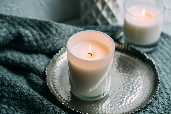 Weiße brennende Kerze im Glas Kerzenständer auf Vintage-Metall-Tablett, warmes gemütliches Zuhause — Stockfoto