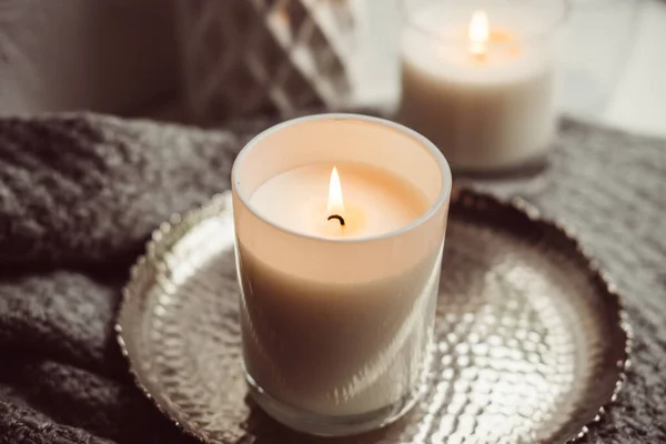 Witte brandende kaars in glazen kandelaar op vintage metalen dienblad, warm gezellig huis — Stockfoto