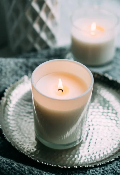 Witte brandende kaars in glazen kandelaar op vintage metalen dienblad, warm gezellig huis — Stockfoto