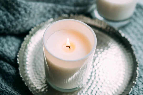 Witte brandende kaars in glazen kandelaar op vintage metalen dienblad, warm gezellig huis — Stockfoto