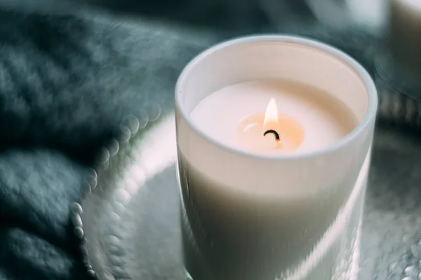 Witte brandende kaars in glazen kandelaar op vintage metalen dienblad, warm gezellig huis — Stockfoto