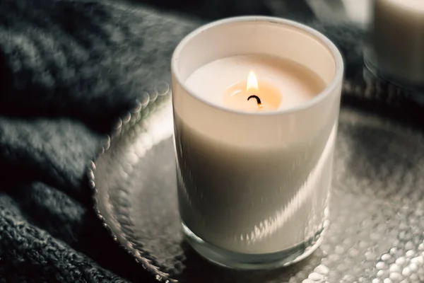 Λευκό κερί καύση σε γυάλινο κηροπήγιο σε vintage μεταλλικό δίσκο, ζεστό άνετο σπίτι — Φωτογραφία Αρχείου