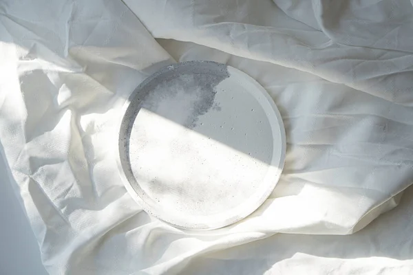 Bandeja redonda vazia no fundo de linho texturizado branco, placa de jóias designer — Fotografia de Stock