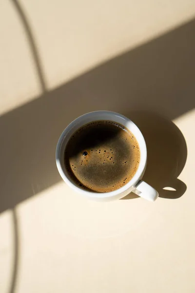 Xícara de café no fundo do estúdio bege — Fotografia de Stock