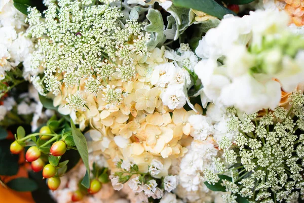 Hermoso fondo floral, surtido de flores blancas y beige, ramo de rosas y hortensias —  Fotos de Stock