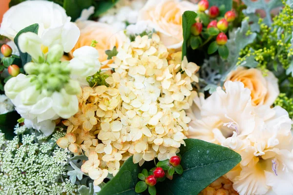 Hermoso fondo floral, surtido de flores blancas y beige, ramo de rosas y hortensias — Foto de Stock