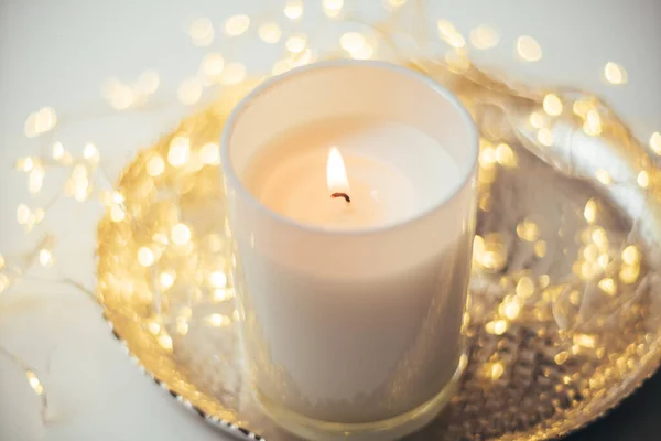 Decorazioni natalizie con candele e luci, decorazioni per matrimoni — Foto Stock