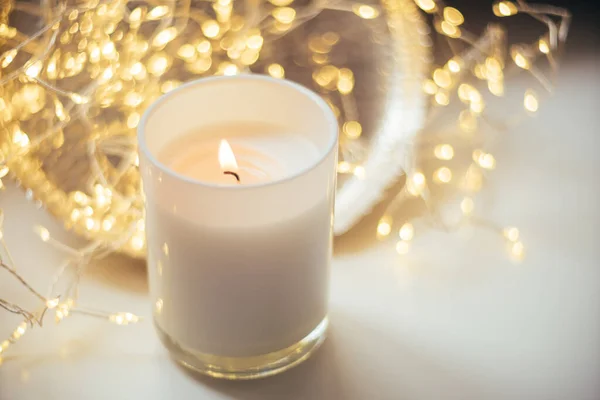 Праздничные украшения со свечами и огнями, свадебный декор — стоковое фото