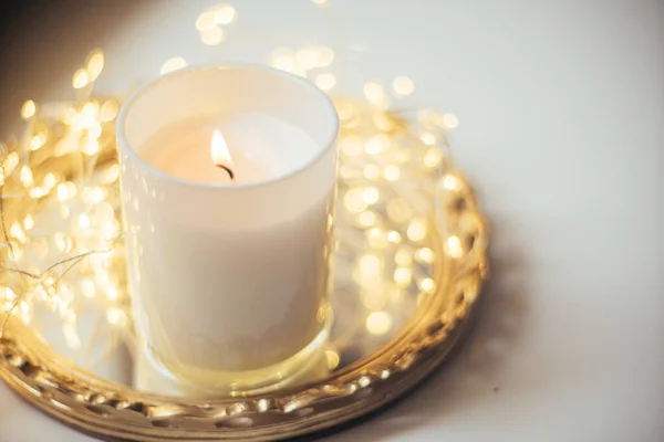 Decorazioni natalizie con candele e luci, decorazioni per matrimoni — Foto Stock