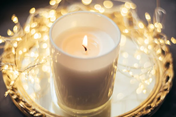 Vakantie decoraties met kaarsen en verlichting, bruiloft decor — Stockfoto